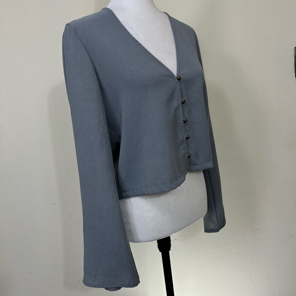 emory park Soft Grey Cropped Waist an Alluring V-Neck Button Up Shirt Top L - Picture 2 of 14